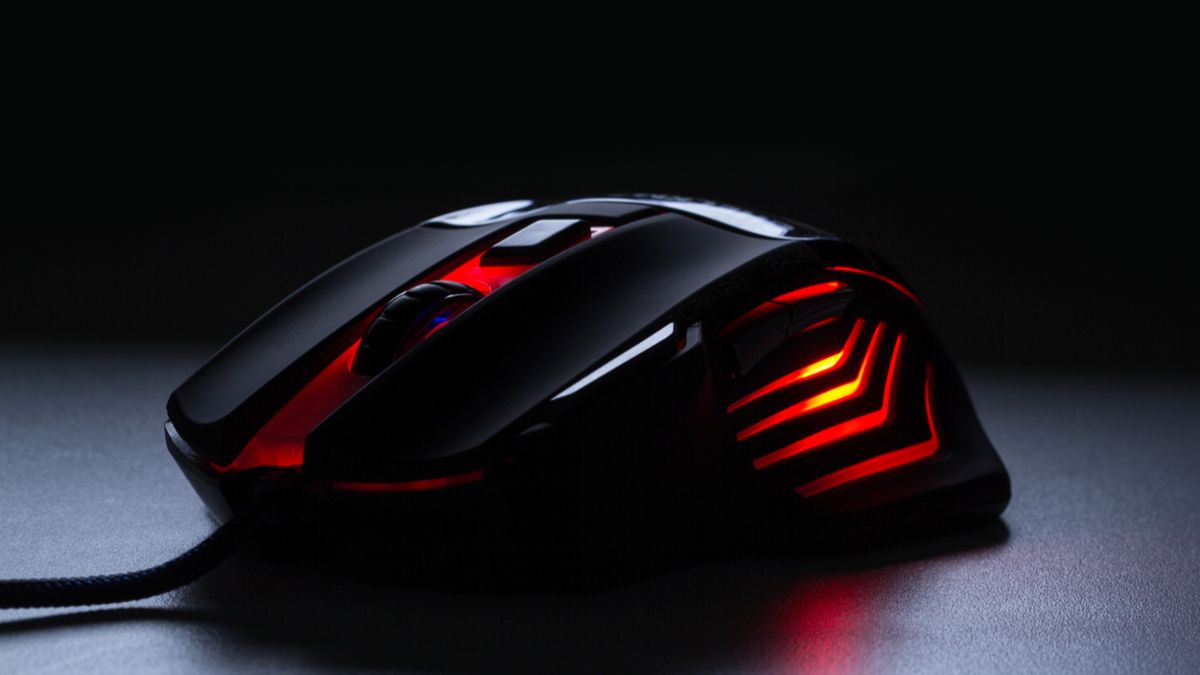 Mouse gamer preto com luzes vermelhas.