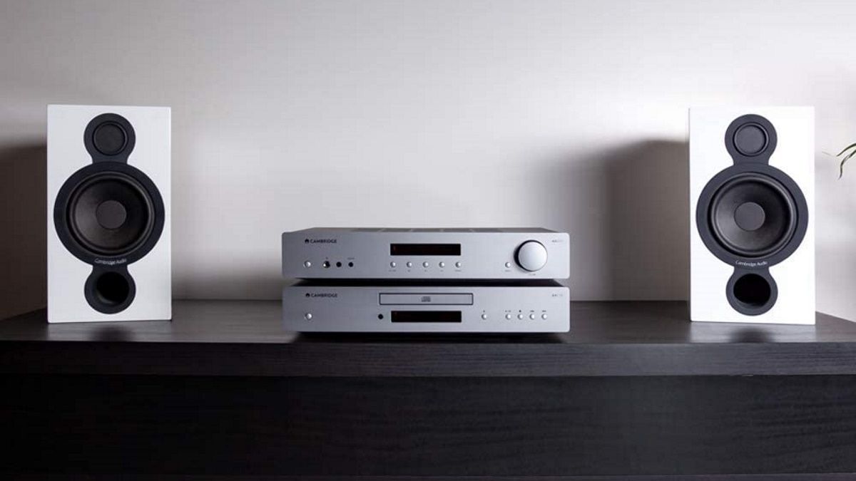 Cambridge Audio AXA35 na mesa