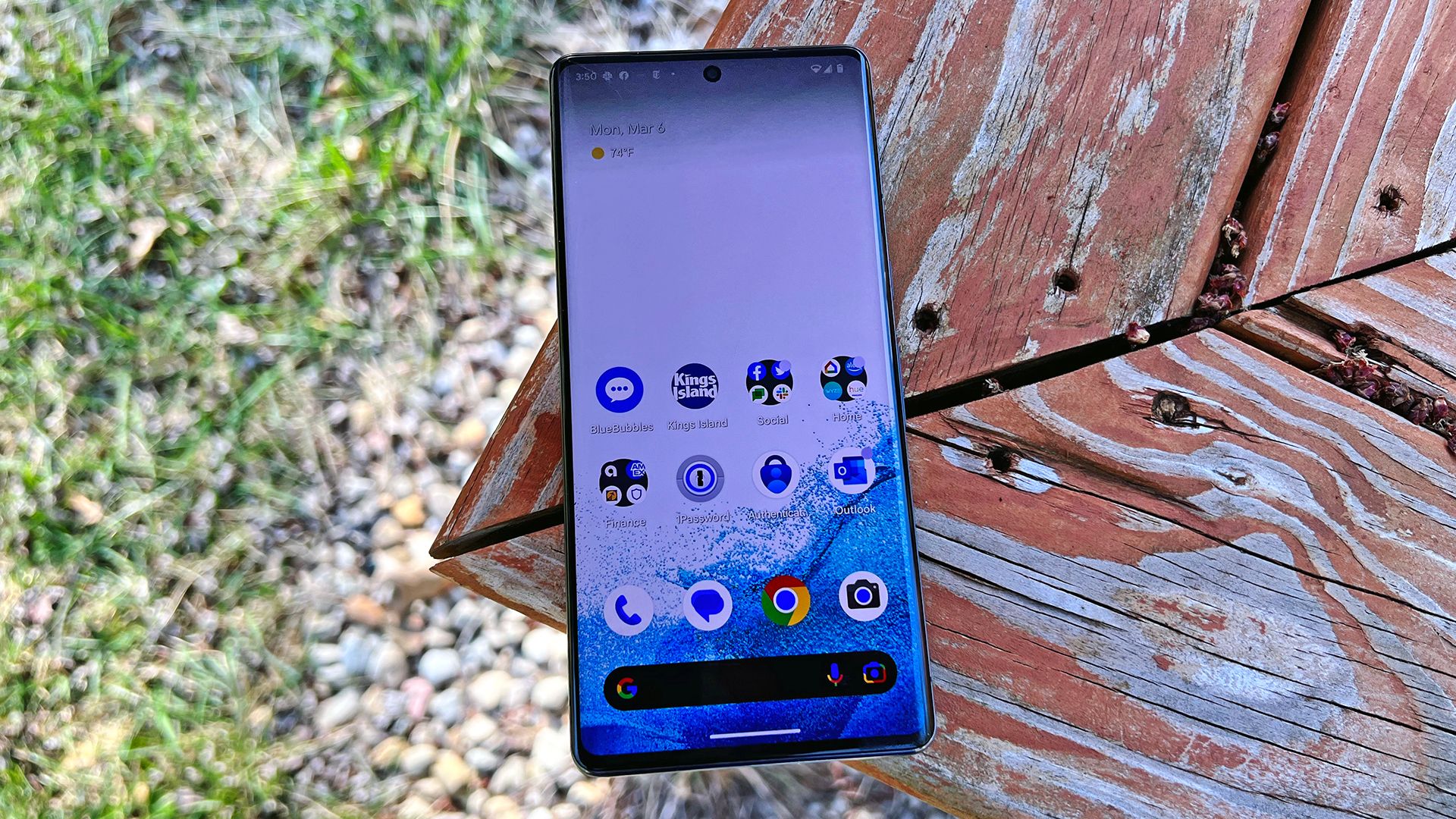 Um Pixel 7 Pro em uma bancada