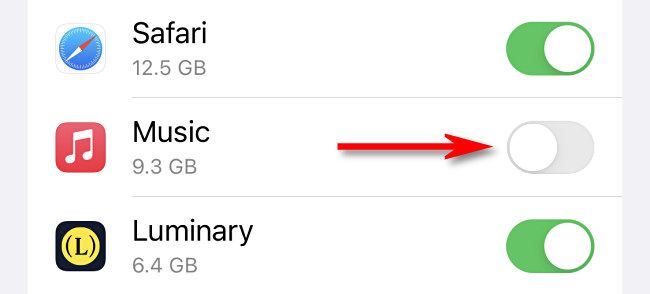 Gire o botão ao lado do nome do aplicativo para desligar os dados de celular desse aplicativo nas configurações do iPhone.