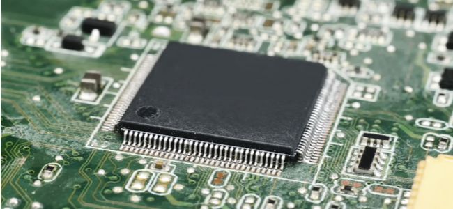 Um chip de computador em uma placa-mãe