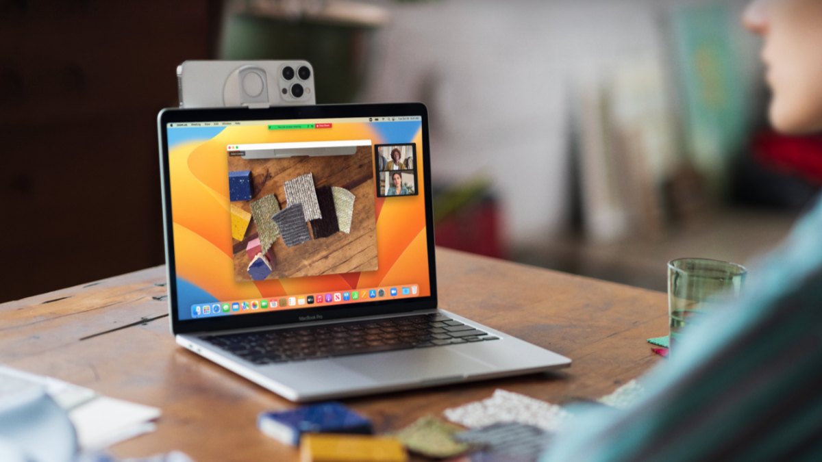 Câmera de continuidade em ação com Desk View em um MacBook Pro