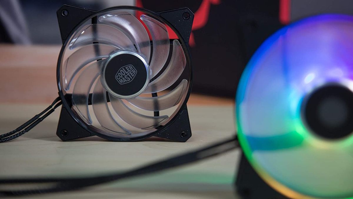 Ventiladores Cooler Master na mesa