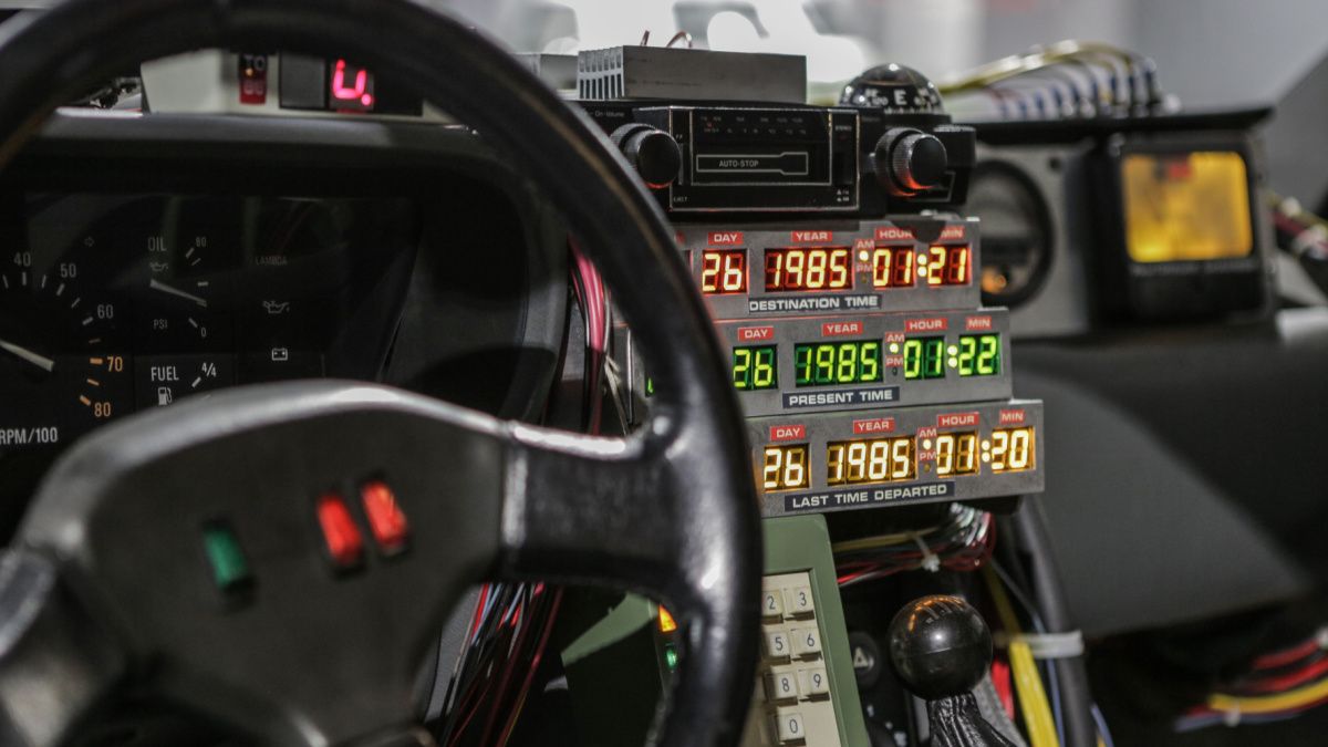 Interior da máquina do tempo DeLorean.