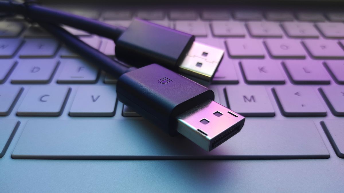 Cabo DisplayPort e cabo HDMI em um teclado