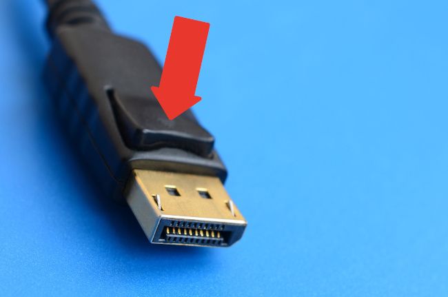 Pressione o botão de liberação no conector do cabo DisplayPort.