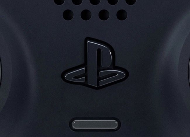 O botão PlayStation em um controlador PS5.