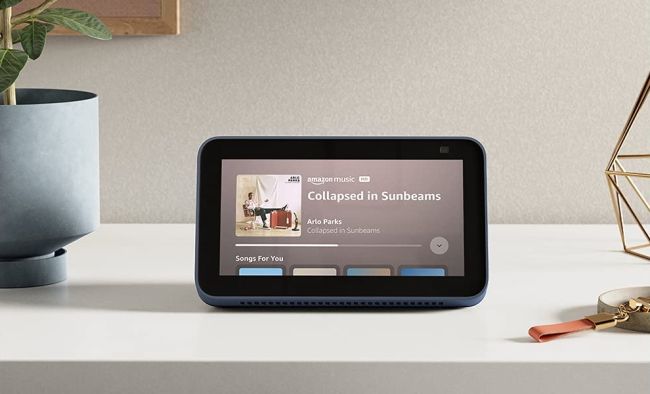 Um Amazon Echo Show em uma mesa.