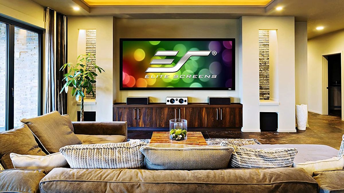 Elite Screens Sable Frame Série 2 na sala de estar