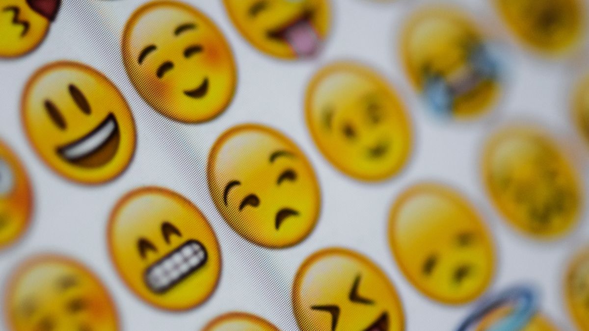 Closeup de ícones emoji em uma tela digital.