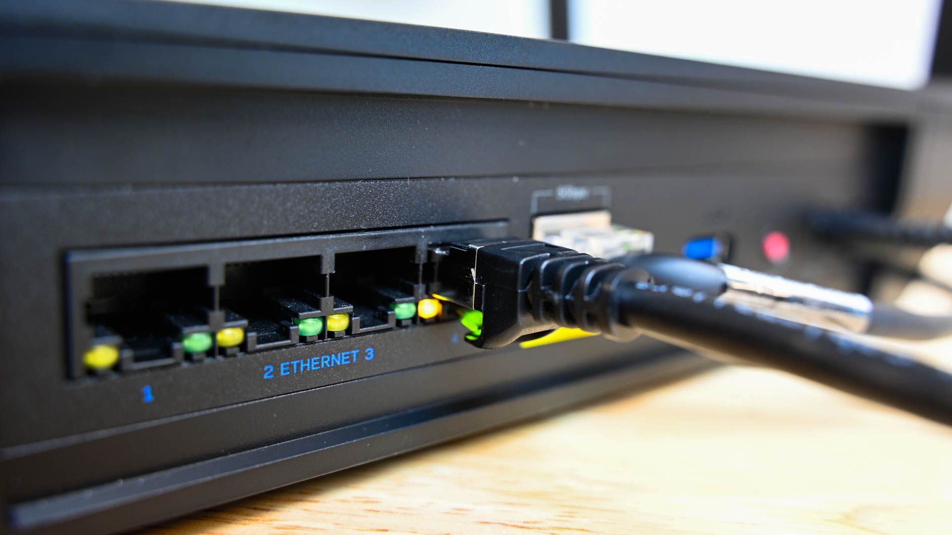 Cabo Ethernet conectado a uma porta Ethernet em um roteador