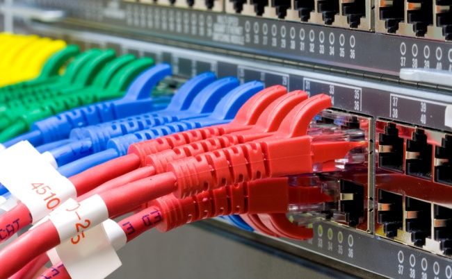 Cabos Ethernet em um switch de rede