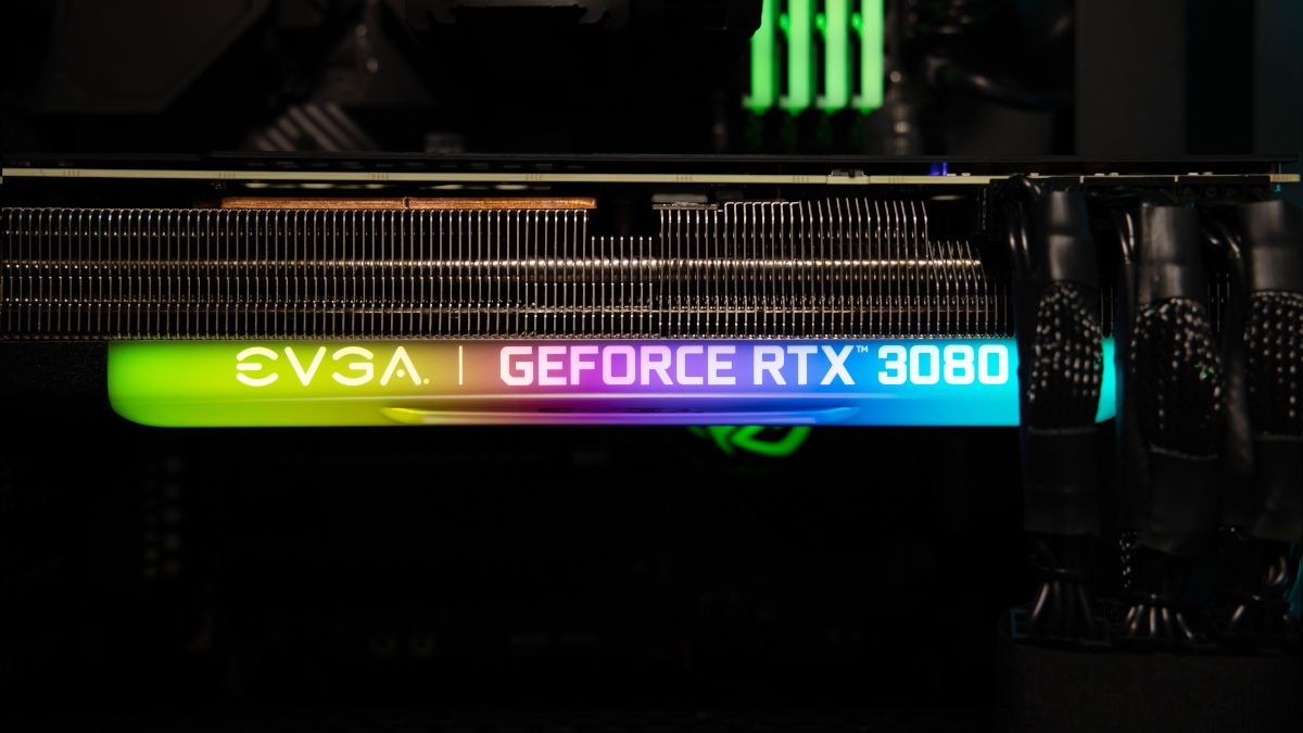 Placa gráfica EVGA Geforce RTX 3080 FTW3 instalada em uma placa-mãe.