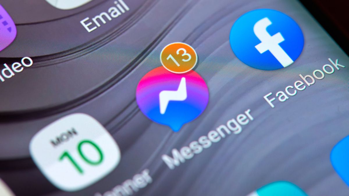 Ícone do aplicativo Facebook Messenger com notificações não lidas na tela do smartphone