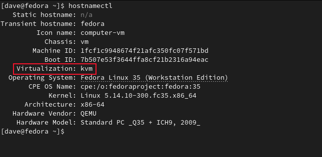 A saída do comando hostnamectl em uma VM GNOME Boxes com a linha de virtualização destacada
