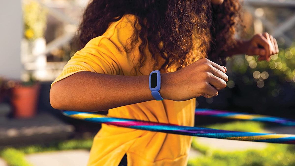 criança brincando com fitbit ace 3