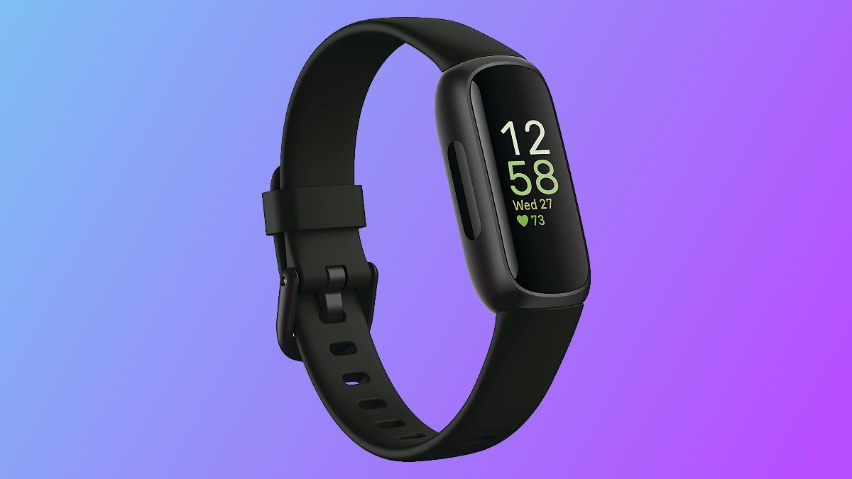 Fitbit Inspire 3 em fundo azul e roxo