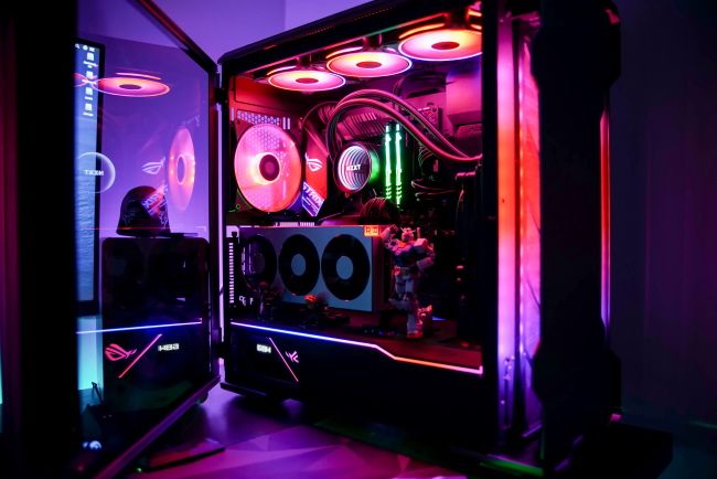 PC gamer com painel lateral aberto, exibindo iluminação RGB interna.