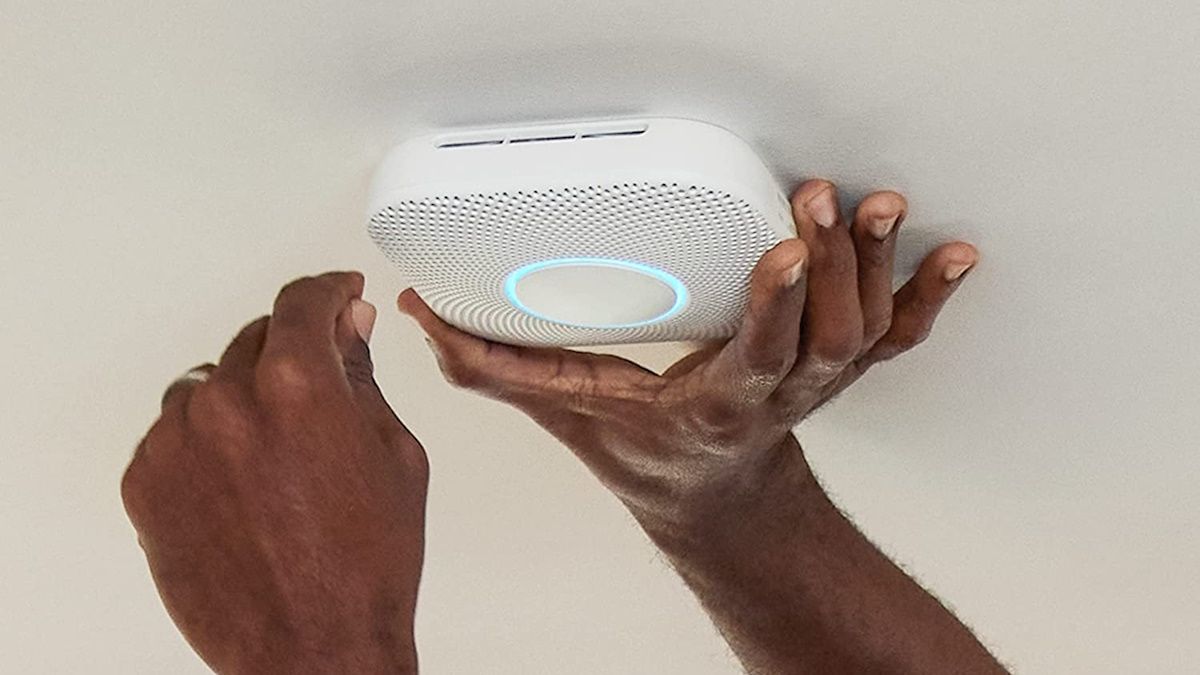 Pessoa configurando o Google Nest Protect