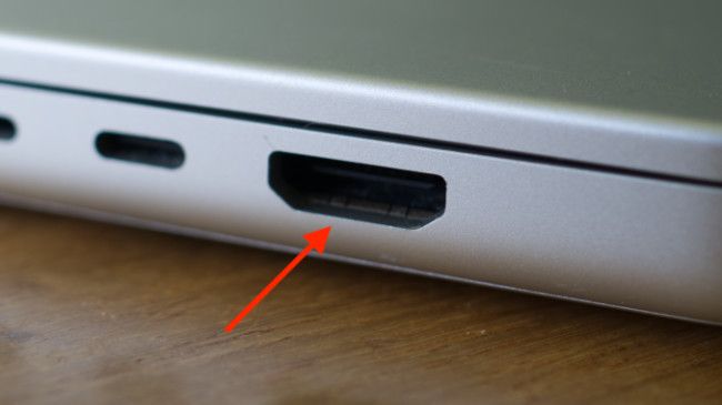 Porta HDMI (Tipo A) de tamanho normal em um MacBook Pro 2021
