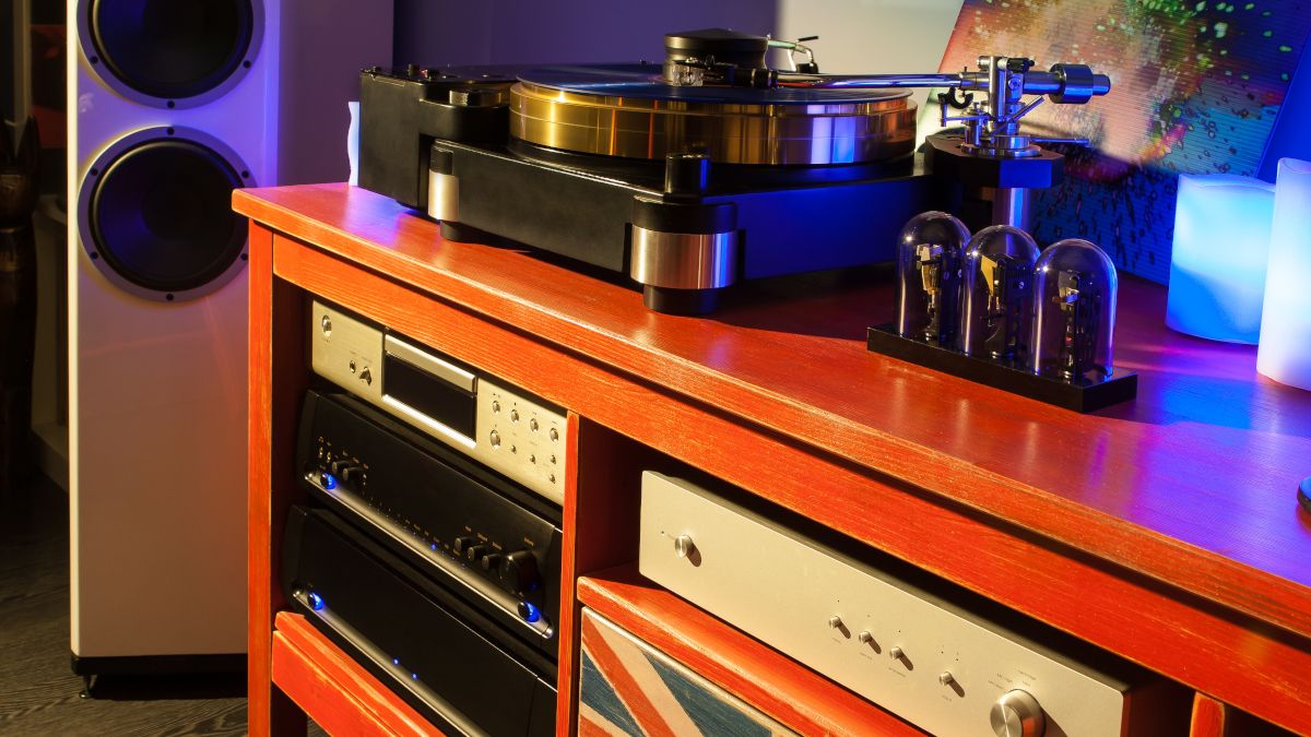 Sistema estéreo de última geração com toca-discos, pré-amplificador, amplificador de potência, fonoamplificador e CD player.