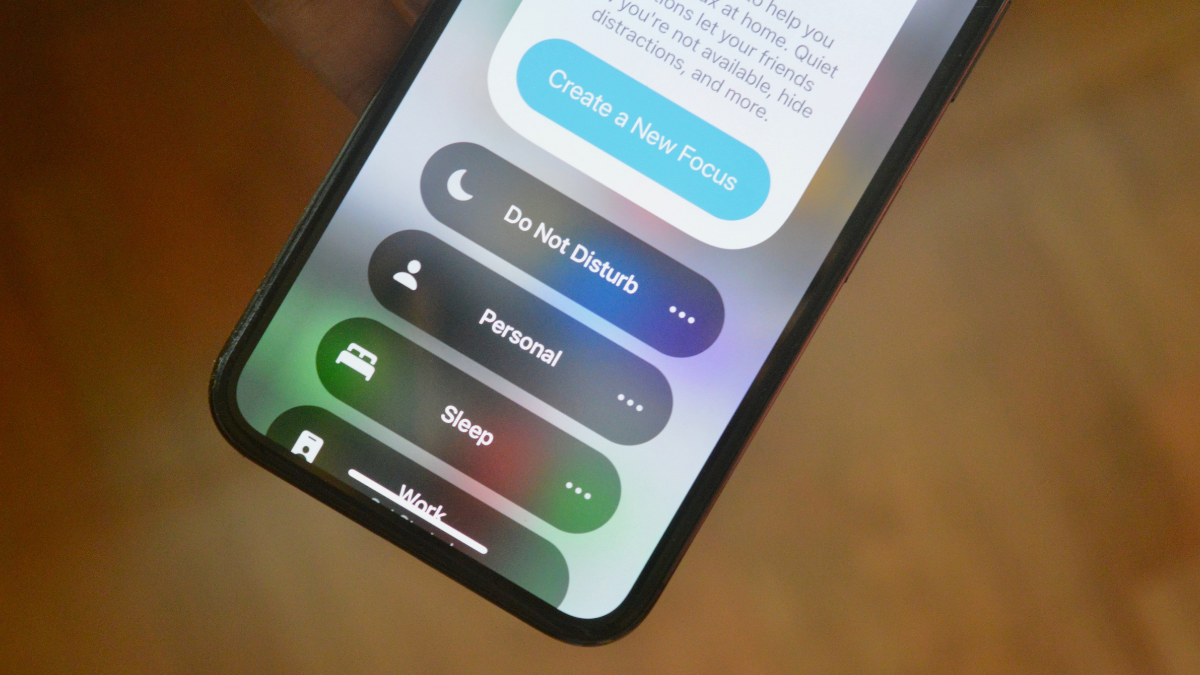Usuário do iPhone configurando um modo de foco