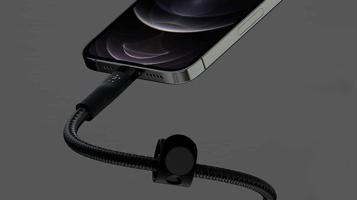 Um cabo de carregamento durável para iPhone com sistema de gerenciamento de cabo magnético.