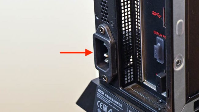 Conector de alimentação na parte traseira de um MSI Trident 2