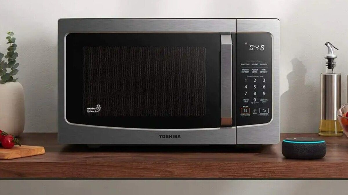 Um forno de micro-ondas na bancada da cozinha.