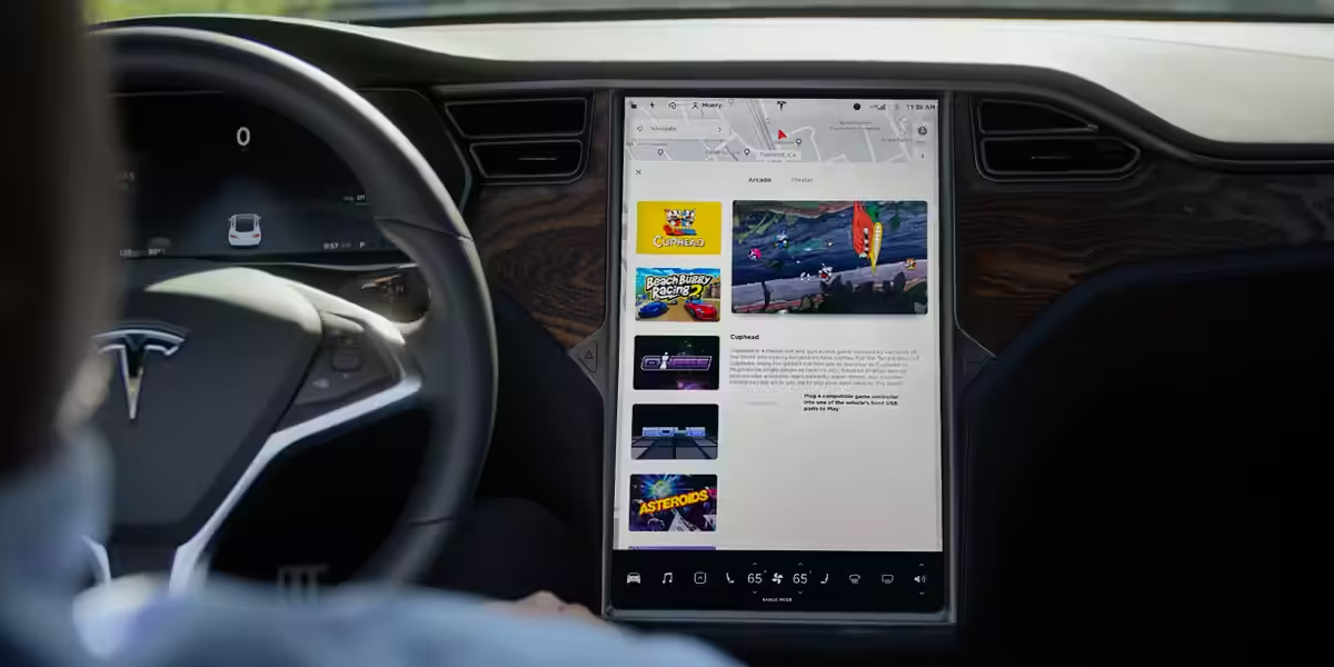 Foto de uma tela Tesla com jogos