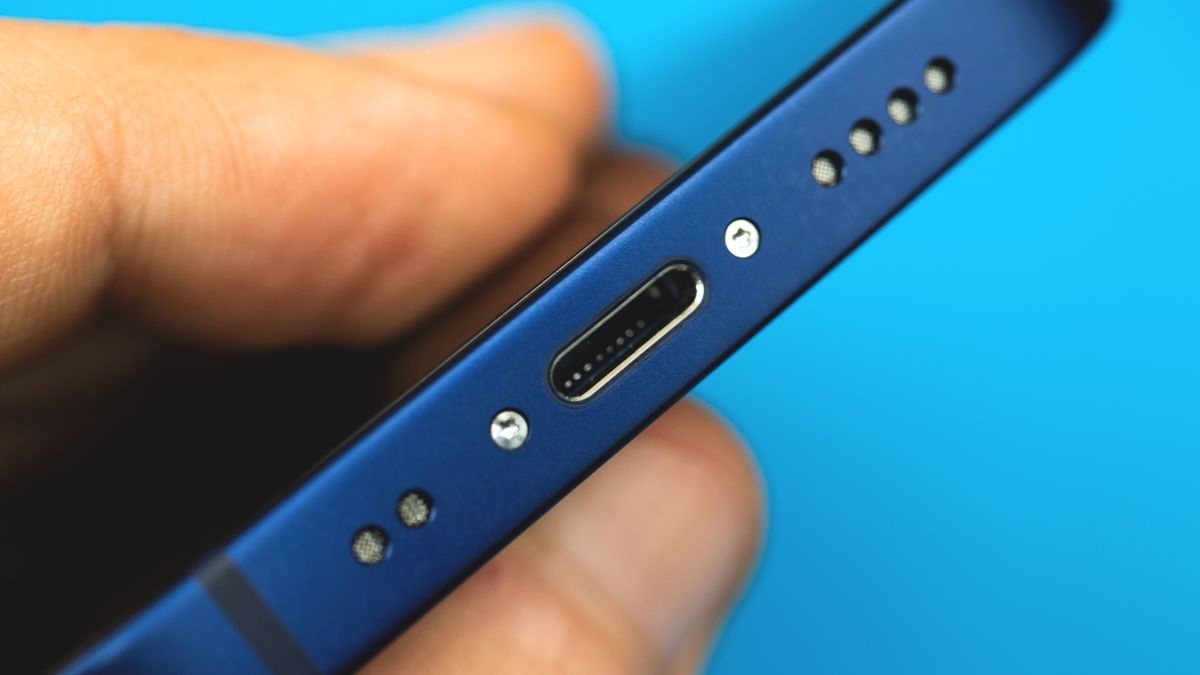 Close de uma porta do conector Lightning em um iPhone 12 Mini azul