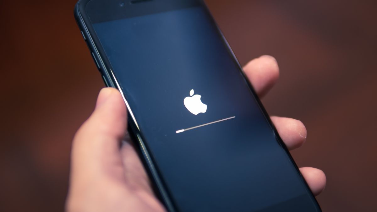 um iPhone inicializando e mostrando o logotipo da Apple.