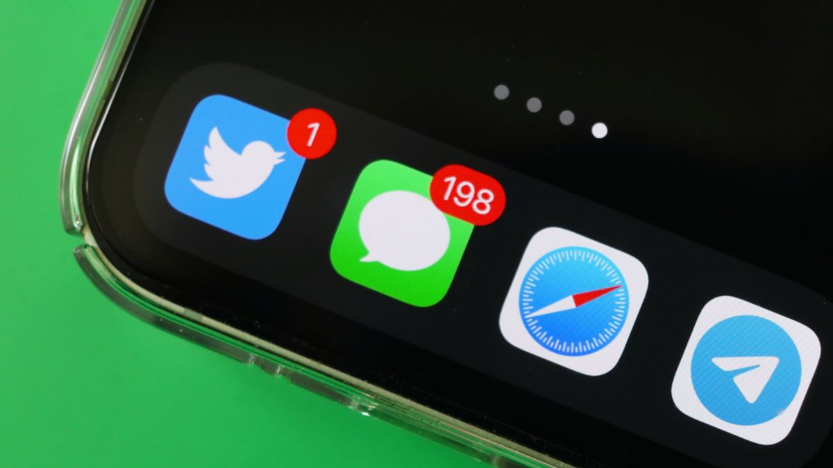 Close da tela de um iPhone com o ícone Mensagens em foco, com 198 no selo de não lida.
