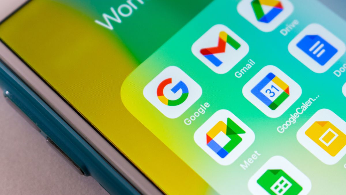 Close da tela de um iPhone mostrando ícones dos aplicativos Google, Gmail, Google Meet e Google Agenda.