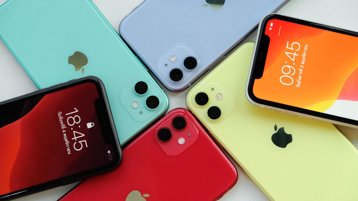 Vários modelos do Apple iPhone 11 em cores variadas dispostos em círculo.