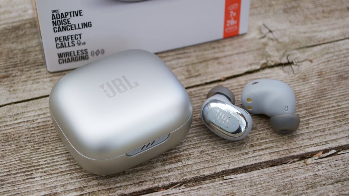 JBL Live Free 2 ao lado do case