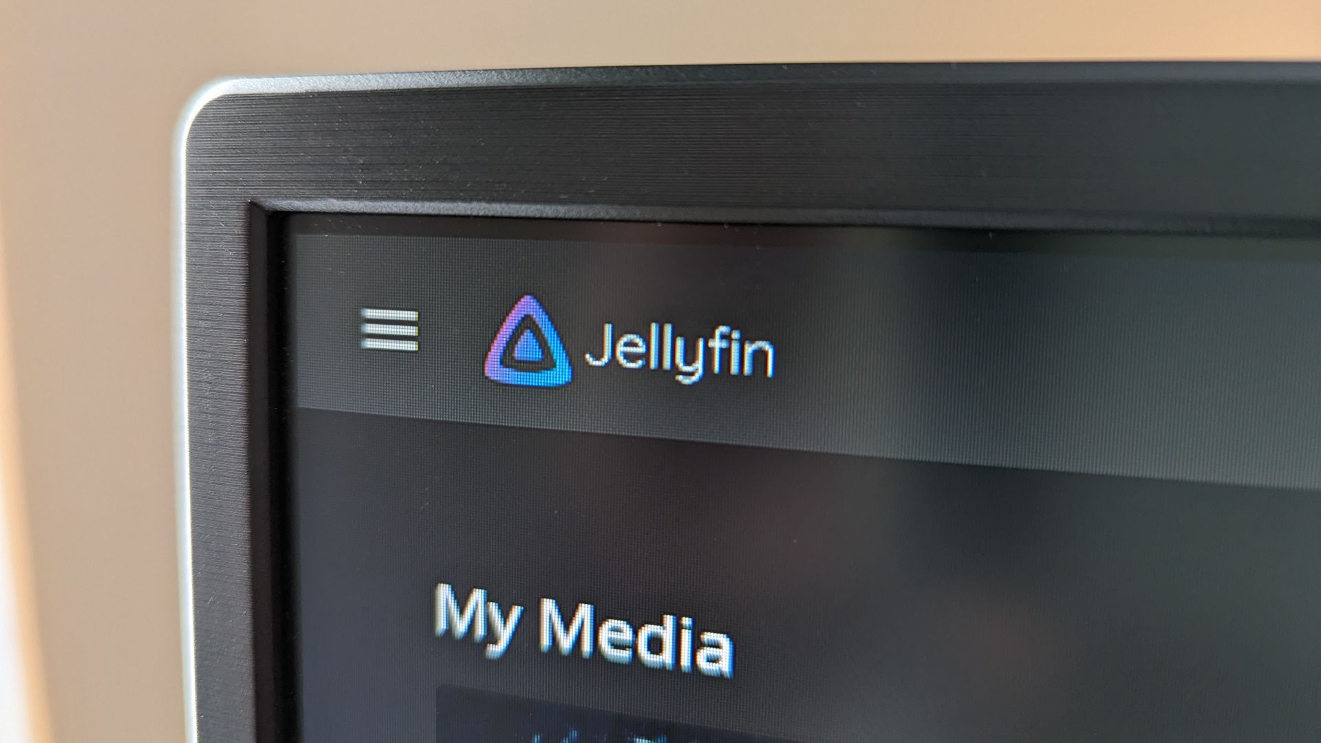 Close de um monitor de computador com o logotipo Jellyfin em foco.