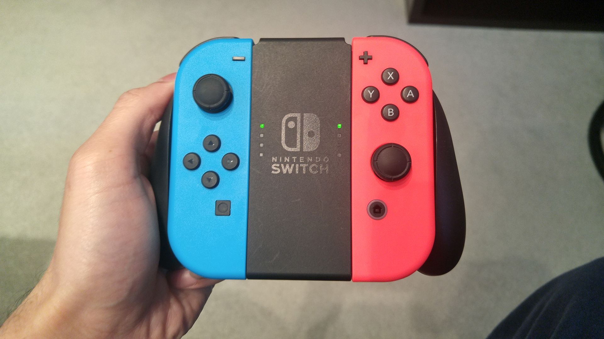 Dois Joy-Cons inseridos em um punho Joy-Con.