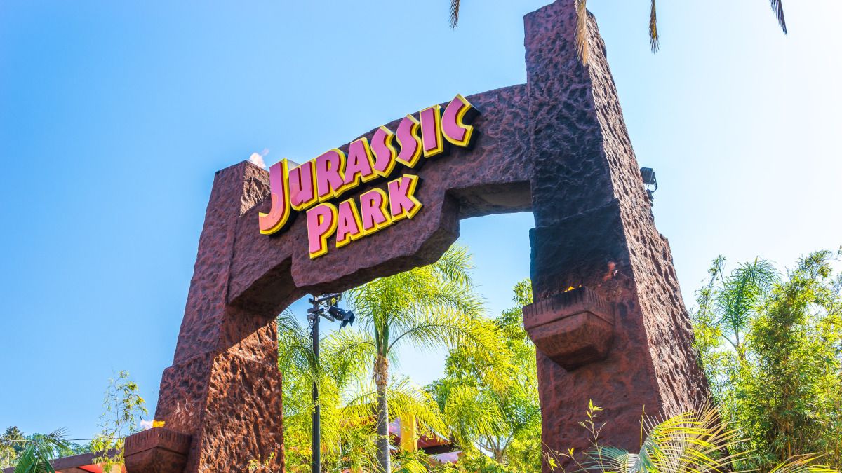 A porta de entrada do Jurassic Park no Universal Studios.