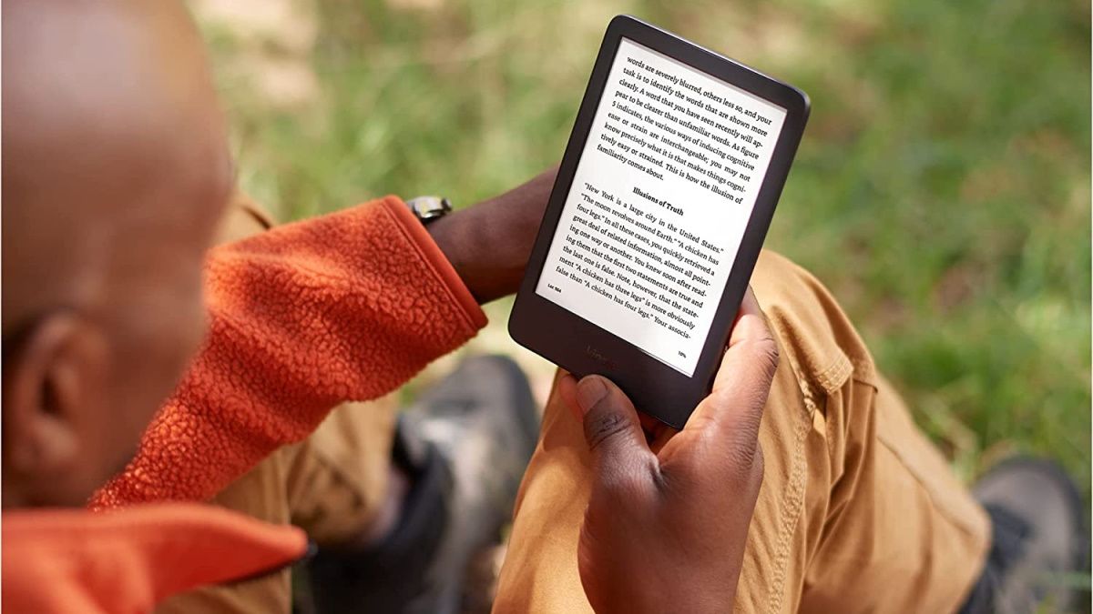 Homem segurando Amazon Kindle.