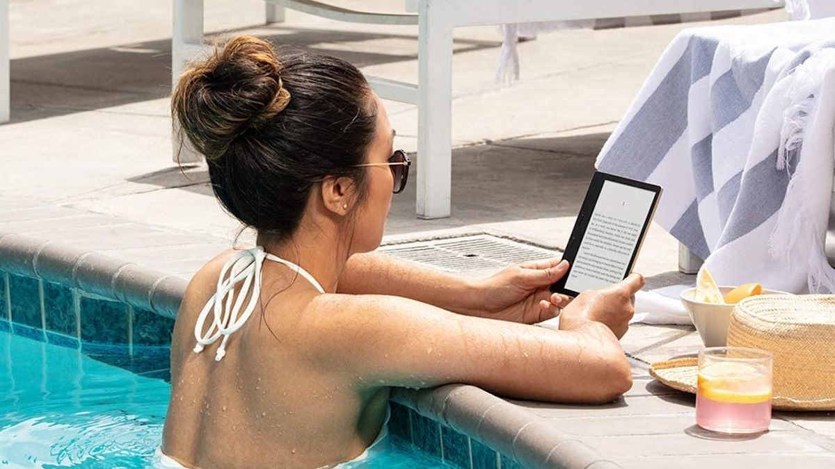 Pessoa lendo Kindle Oasis à beira da piscina