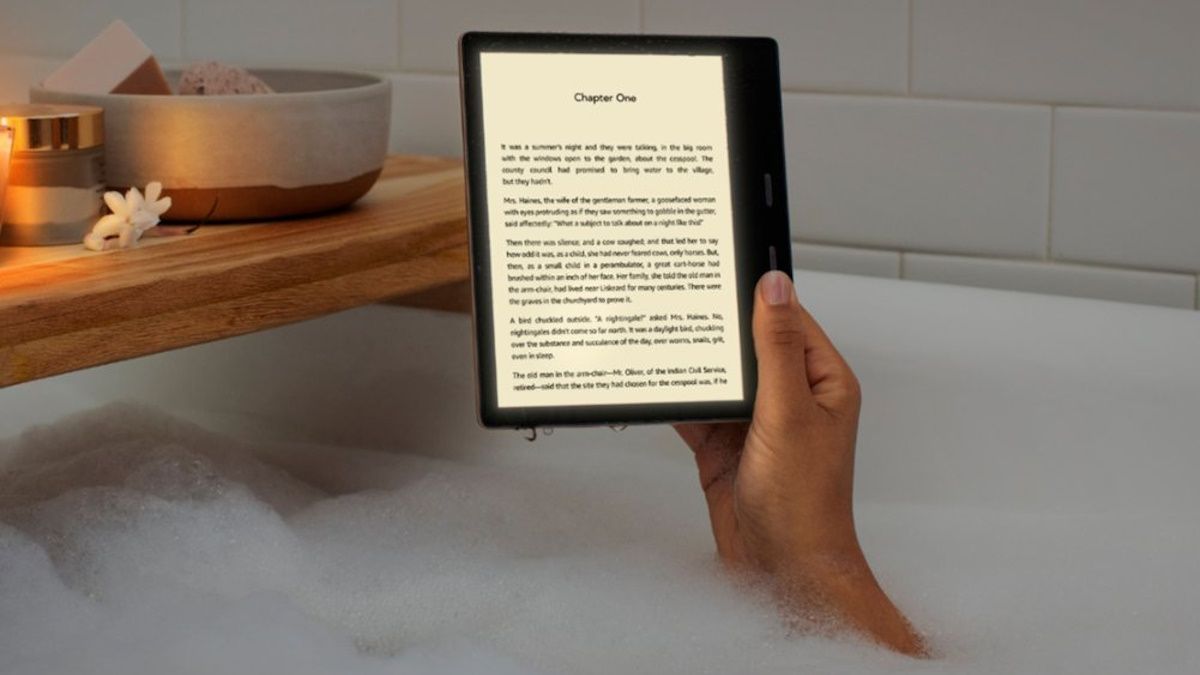 Pessoa usando Kindle Oasis no banho