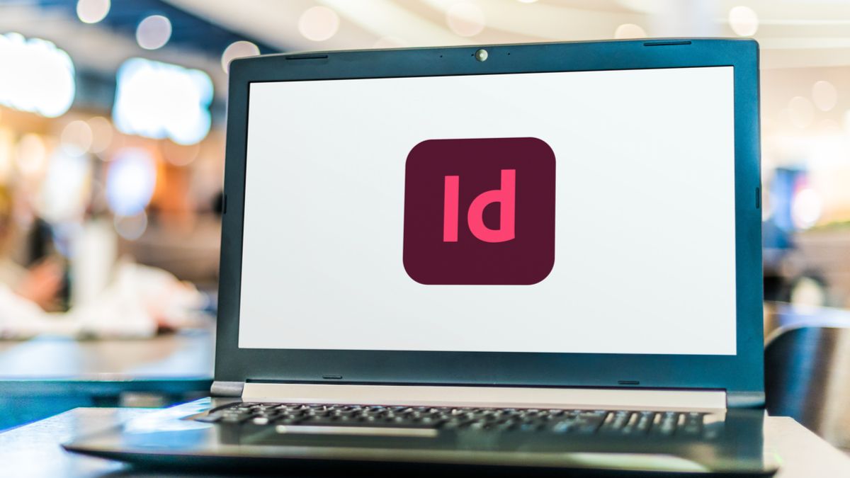 Tela do laptop com o ícone do aplicativo Adobe InDesign.