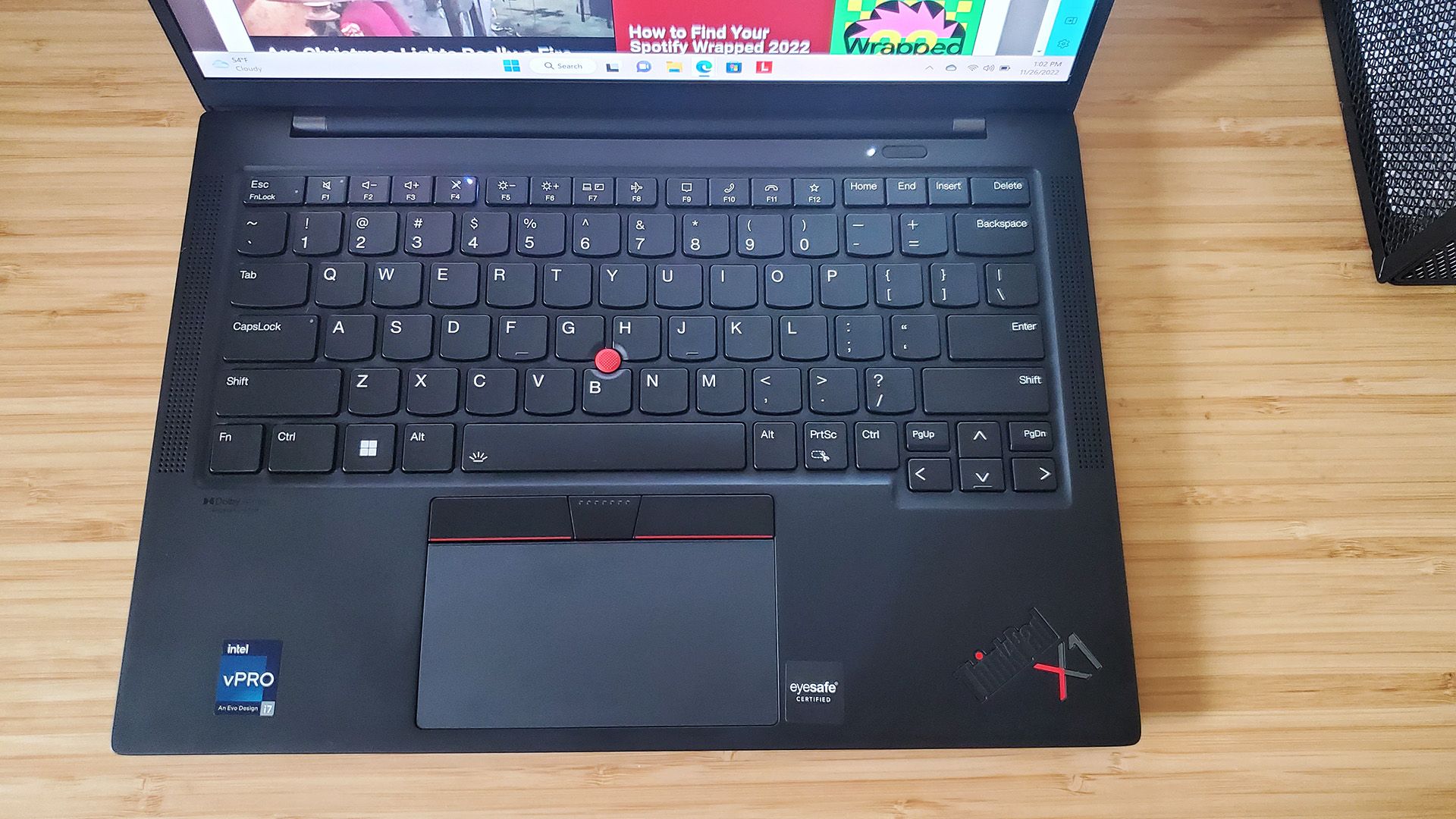 O teclado do laptop Lenovo ThinkPad X1 Carbon em uma mesa.