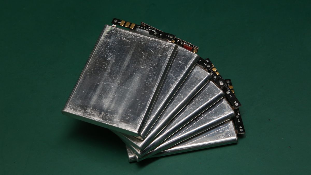 Um conjunto de baterias de íons de lítio dispostas em um ventilador.