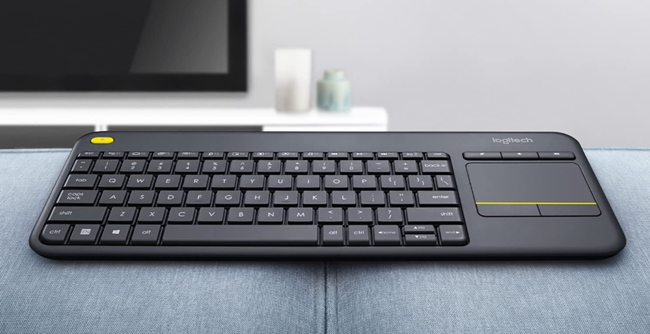 Teclado Logitech no sofá.