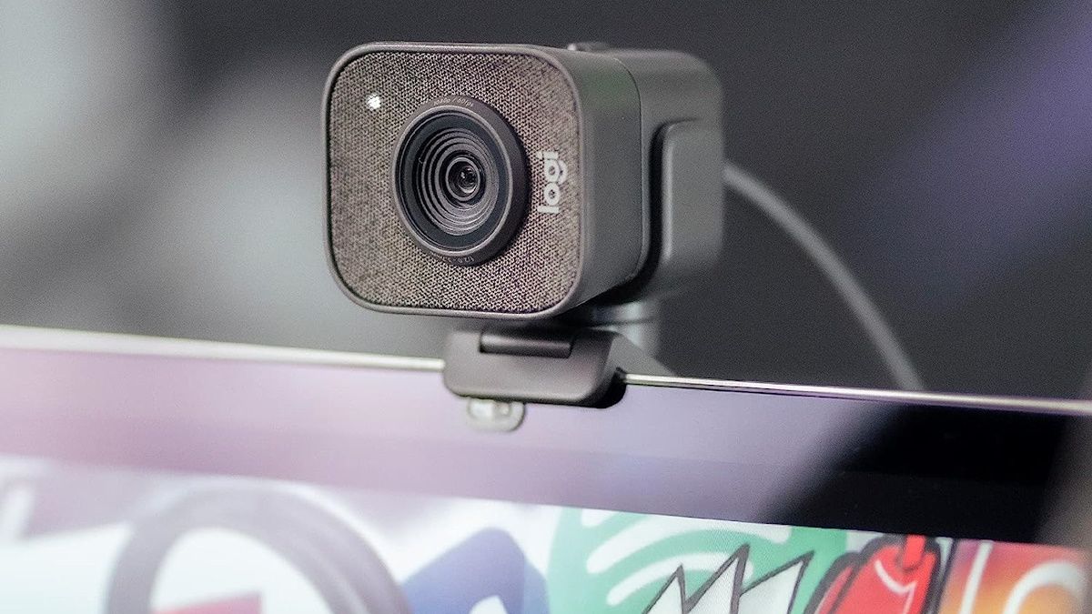 Logitech StreamCam em cima do monitor