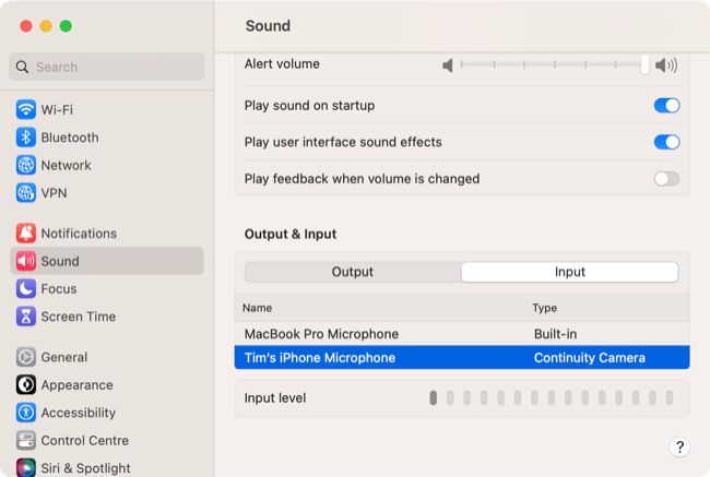 Escolhendo seu iPhone como microfone nas configurações de som do macOS 13