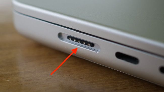 Porta MagSafe 3 em um MacBook Pro 2021