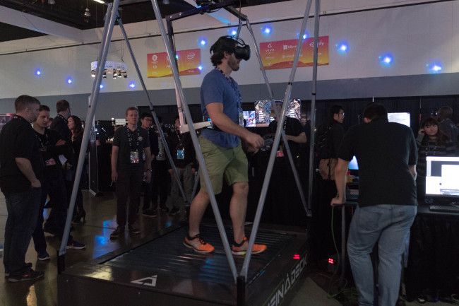 Homem andando em uma esteira VR na exposição VRLA.